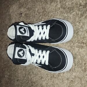 NWOT Airwalk Black and White High-Top Sneakers size 6